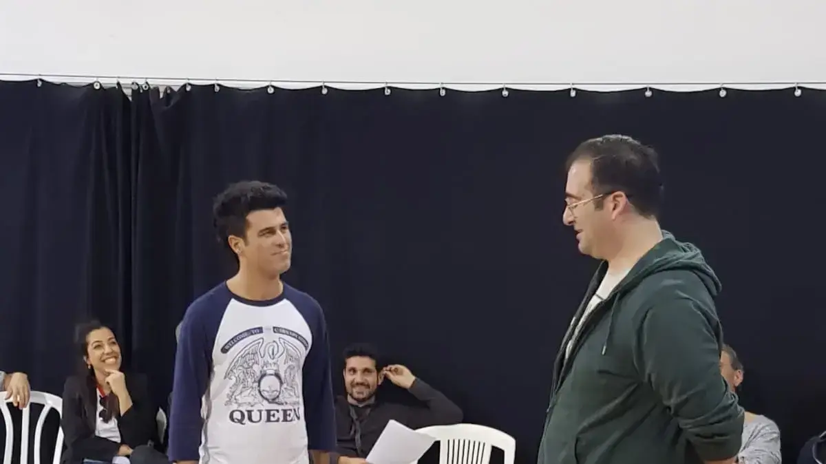 קובי מאור וטל מוסריבחדר החזרות של ההצגה "גבעת חלפון אינה עונה", עיבוד במתי של תיאטרון הבימה לסרט בעל אותו שם קובי מאור וטל מוסריבחדר החזרות של ההצגה "גבעת חלפון אינה עונה", עיבוד במתי של תיאטרון הבימה לסרט בעל אותו שם