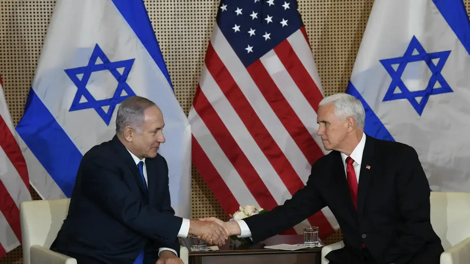 ראש הממשלה בנימין נתניהו במהלך פגישתו עם סגן נשיא ארה"ב מייק פנס, וורשה, פולין 14 בפברואר 2019 ראש הממשלה בנימין נתניהו במהלך פגישתו עם סגן נשיא ארה"ב מייק פנס, וורשה, פולין 14 בפברואר 2019