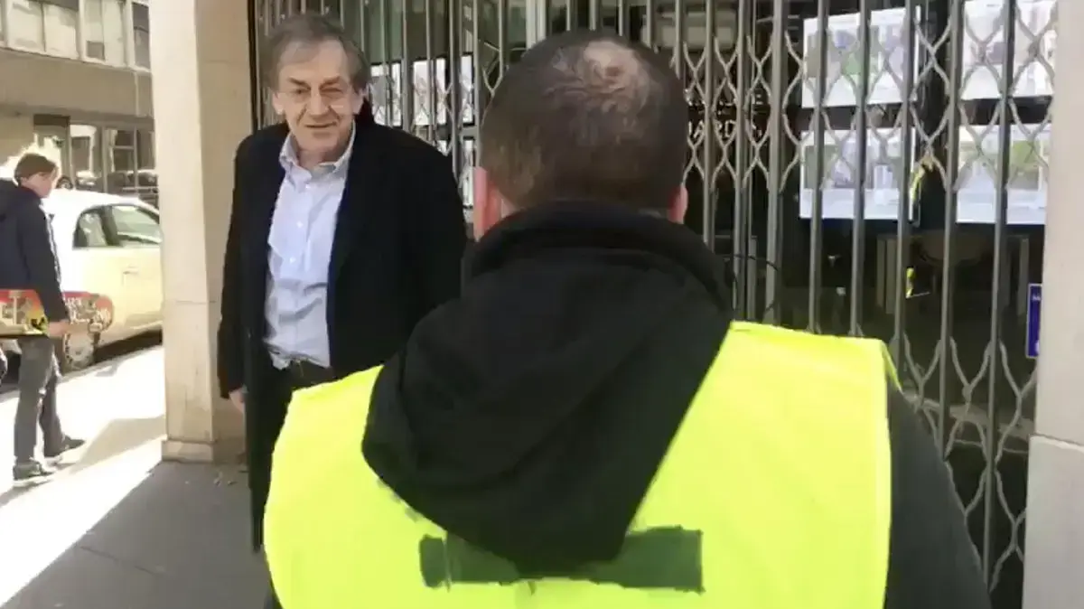 הפילוסוף היהודי אלן פינקרקראוט מותקף על ידי מפגין בפריז, צרפת, 16 בפברואר 2019 הפילוסוף היהודי אלן פינקרקראוט מותקף על ידי מפגין בפריז, צרפת, 16 בפברואר 2019