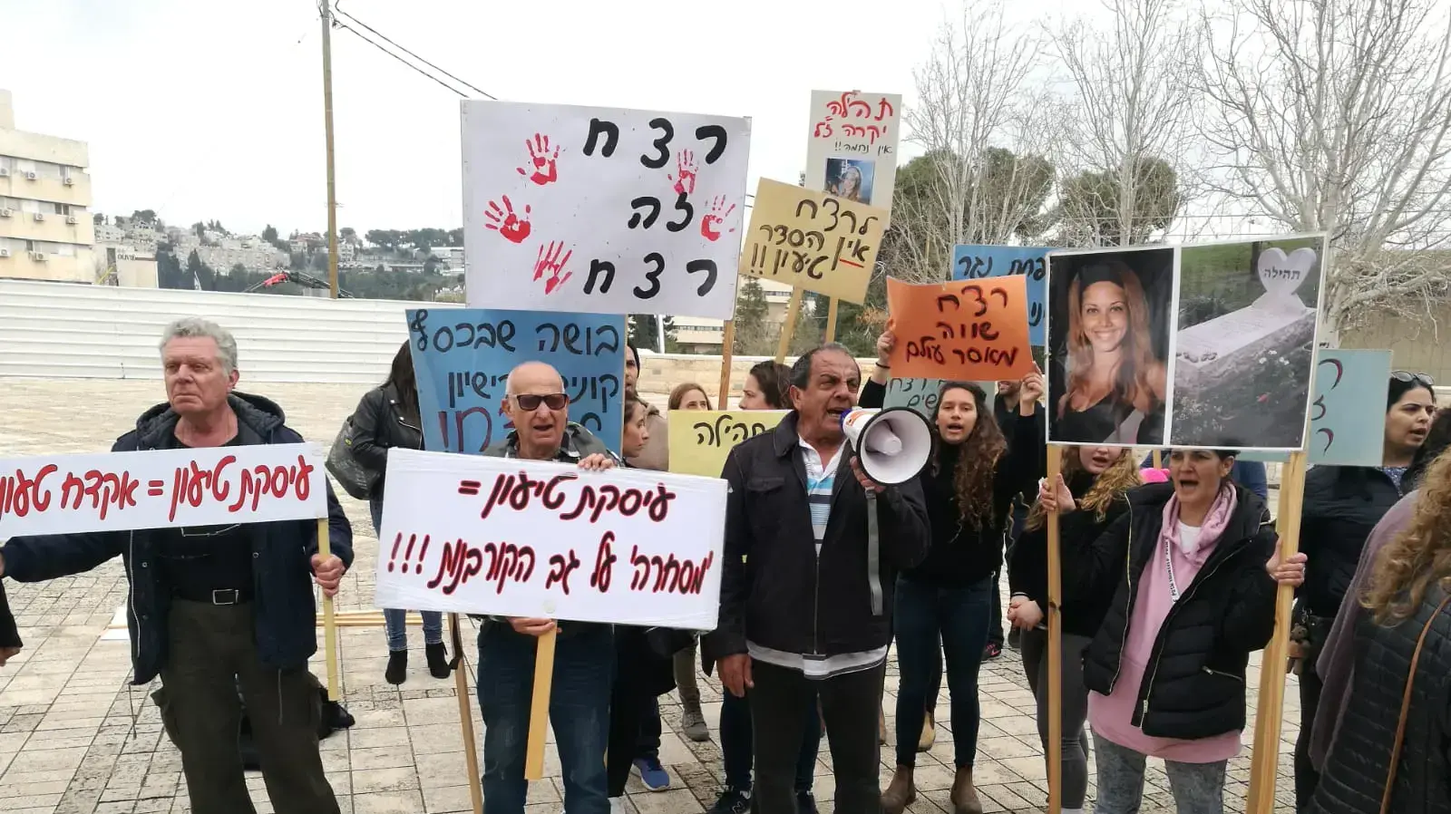 עשרות חברי גינוסר במחאה מול ביהמ"ש במהלך הסדר הטיעון עם תהילה נגר 19 בפברואר 2019 עשרות חברי גינוסר במחאה מול ביהמ"ש במהלך הסדר הטיעון עם תהילה נגר 19 בפברואר 2019