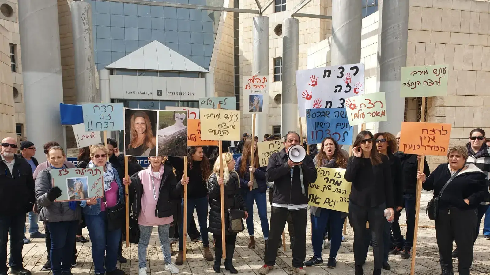 עשרות חברי גינוסר במחאה מול ביהמ"ש במהלך הסדר הטיעון עם תהילה נגר 19 בפברואר 2019 עשרות חברי גינוסר במחאה מול ביהמ"ש במהלך הסדר הטיעון עם תהילה נגר 19 בפברואר 2019