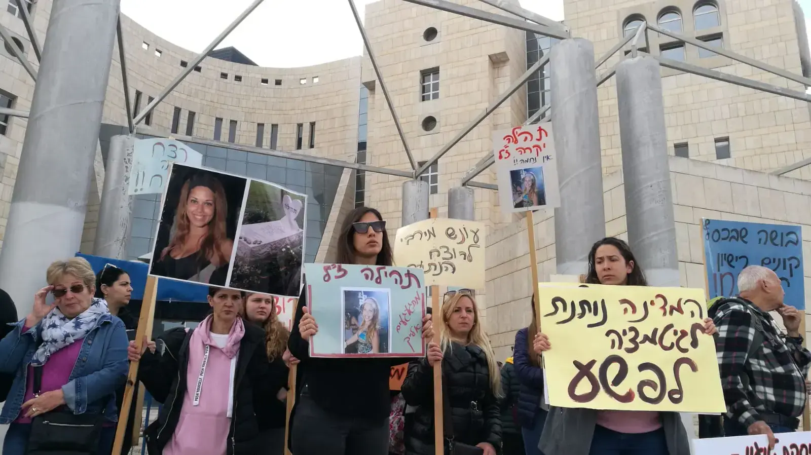 עשרות חברי גינוסר במחאה מול ביהמ"ש במהלך הסדר הטיעון עם תהילה נגר 19 בפברואר 2019 עשרות חברי גינוסר במחאה מול ביהמ"ש במהלך הסדר הטיעון עם תהילה נגר 19 בפברואר 2019