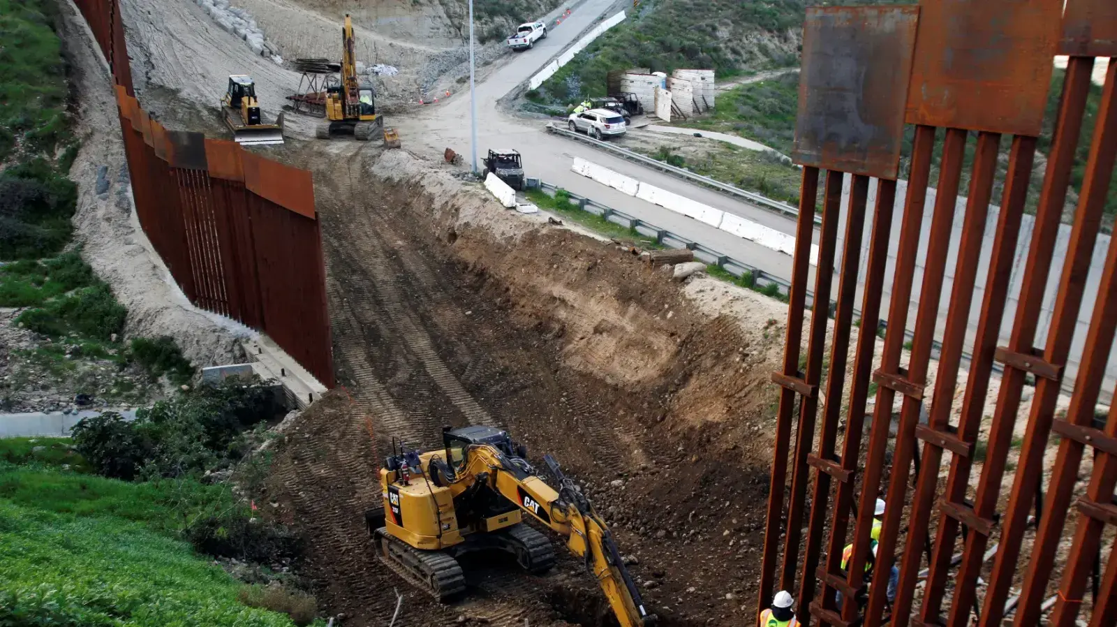 עבודות בצד האמריקני להקמת גדר בקטע בגבול בין ארה"ב לבין מקסיקו, 18 בפברואר 2019 עבודות בצד האמריקני להקמת גדר בקטע בגבול בין ארה"ב לבין מקסיקו, 18 בפברואר 2019