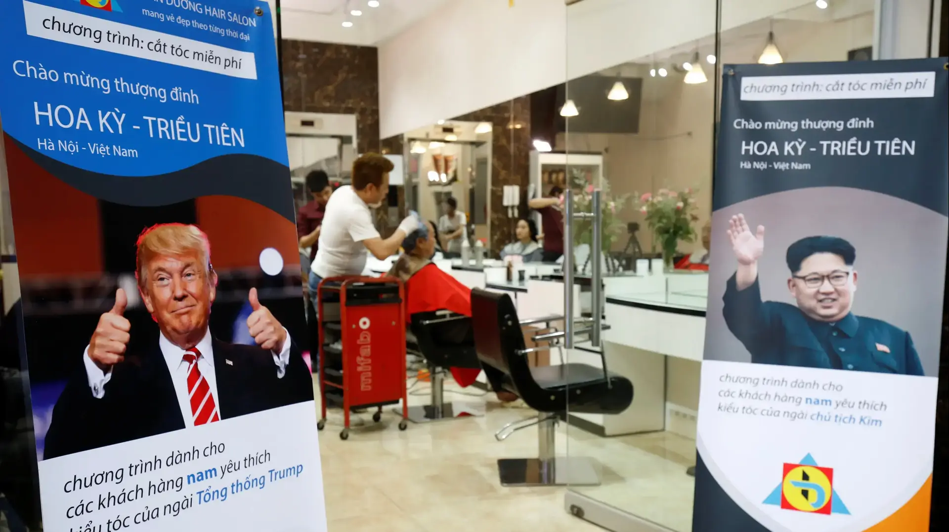 מספרה שמציעה תספורות חינם בסגנון של טראמפ ושל קים, האנוי, וייטנאם, 19 בפברואר 2019 מספרה שמציעה תספורות חינם בסגנון של טראמפ ושל קים, האנוי, וייטנאם, 19 בפברואר 2019