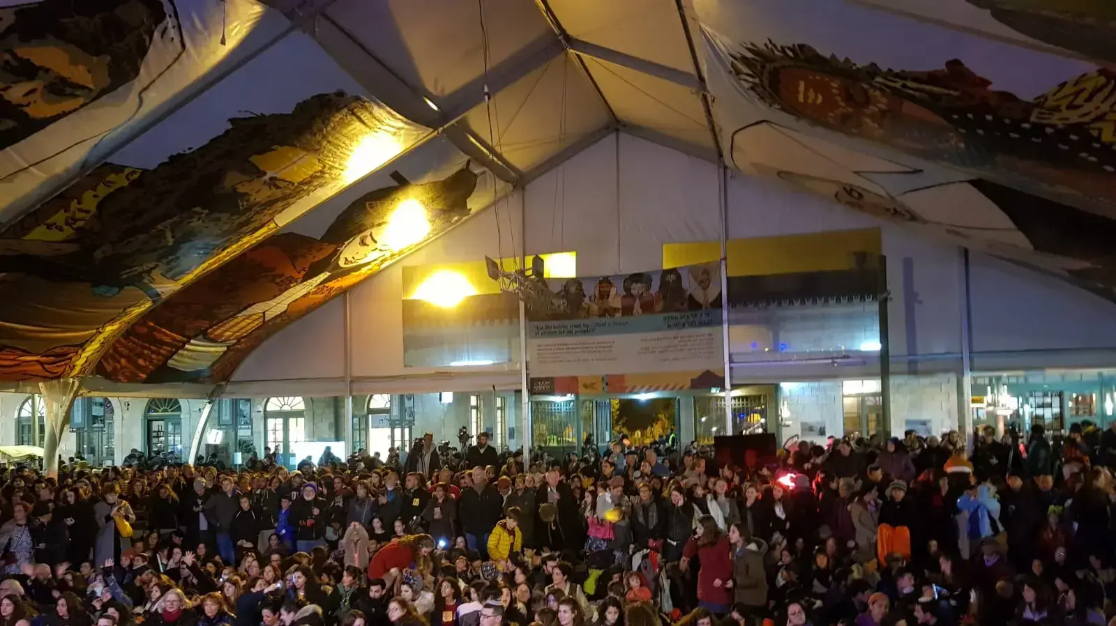 אלפים מתכנסים כעת בירושלים באירוע לזכרה של אורי אנסבכר ז"ל לאחר שצעדו לזכרה בצעדת האור בירושלים אלפים מתכנסים כעת בירושלים באירוע לזכרה של אורי אנסבכר ז"ל לאחר שצעדו לזכרה בצעדת האור בירושלים