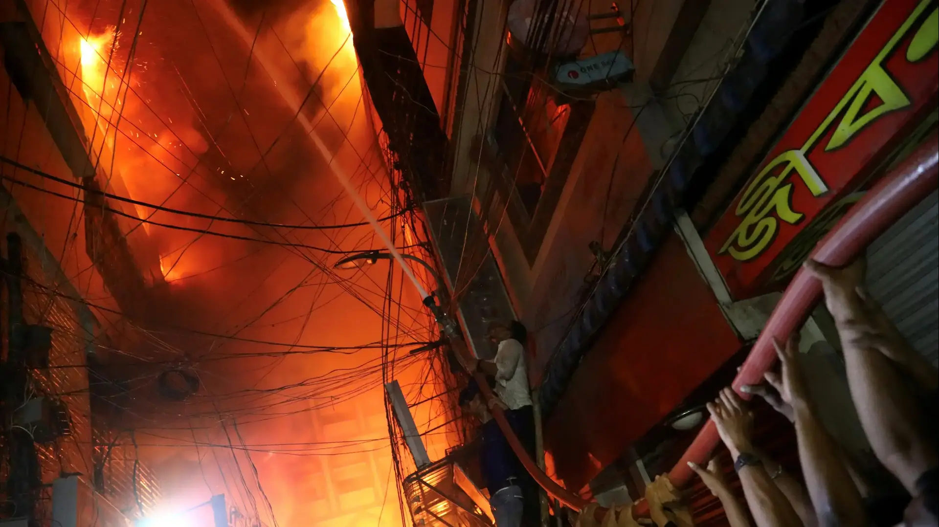 שריפה במחסן בבירת בנגלדש, דאקה, 21 בפברואר 2019 שריפה במחסן בבירת בנגלדש, דאקה, 21 בפברואר 2019