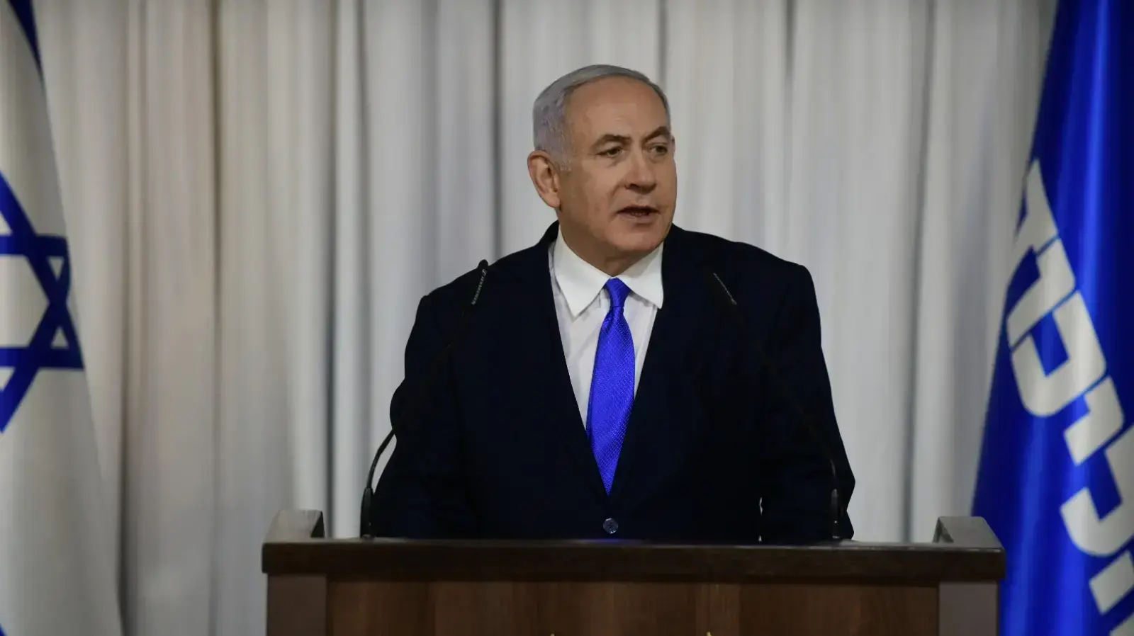 ראש הממשלה ויו"ר סיעת הליכוד בנימין נתניהו בהצהרה לתקשורת בכפר המכביה.
ראש הממשלה ויו"ר סיעת הליכוד בנימין נתניהו בהצהרה לתקשורת בכפר המכביה.