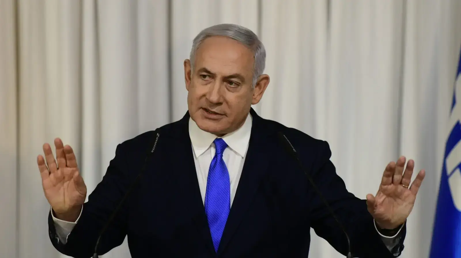 ראש הממשלה ויו"ר סיעת הליכוד בנימין נתניהו בהצהרה לתקשורת בכפר המכביה. ראש הממשלה ויו"ר סיעת הליכוד בנימין נתניהו בהצהרה לתקשורת בכפר המכביה.