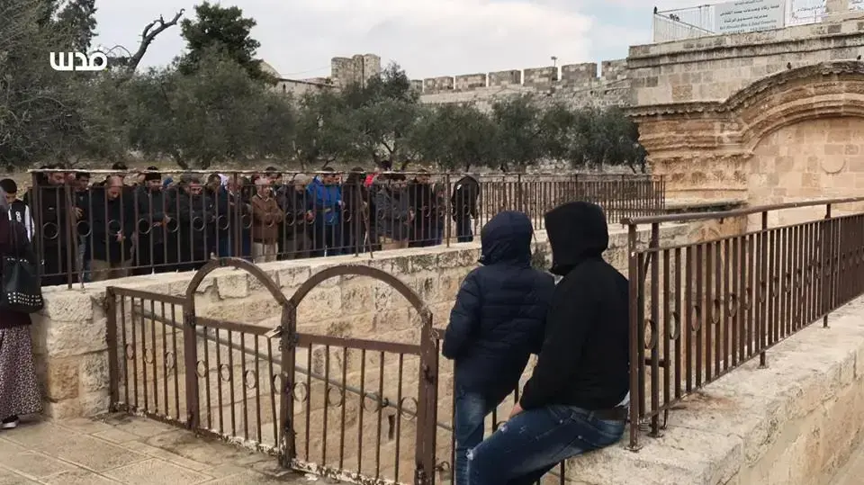 מתפללים מחוץ לשער הרחמים הנעול, 20 בפברואר 2019 