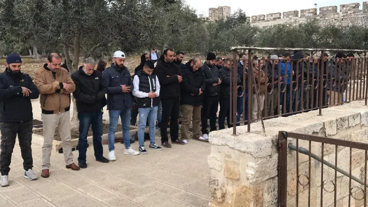 מתפללים מחוץ לשער הרחמים הנעול, 20 בפברואר 2019 מתפללים מחוץ לשער הרחמים הנעול, 20 בפברואר 2019