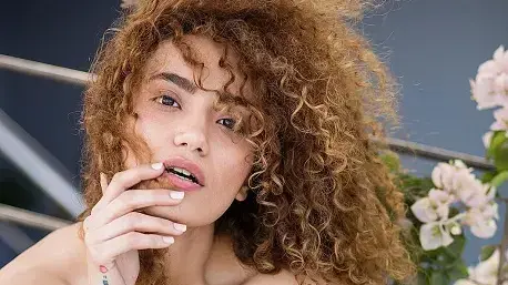 דוגמנית מכרה את הבתולים שלה