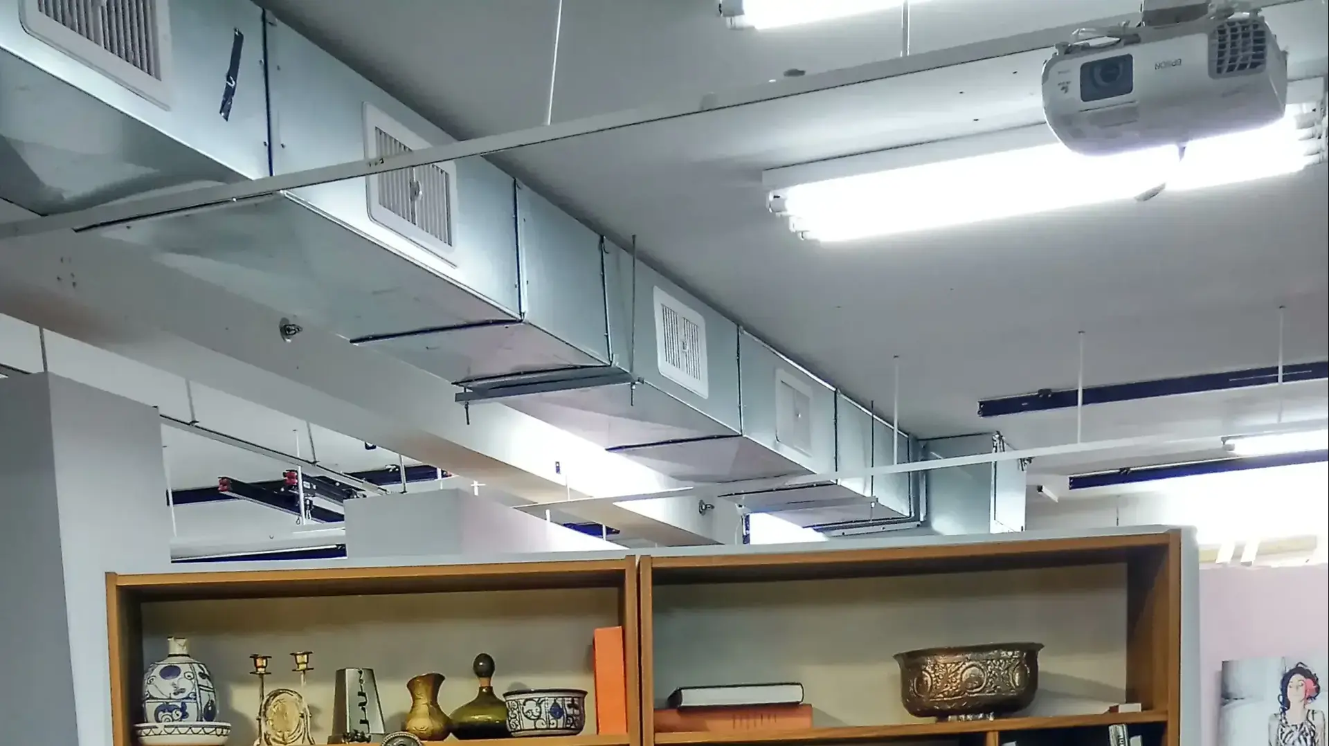 הכוננית בביתה של קיקה רם הכוננית בביתה של קיקה רם