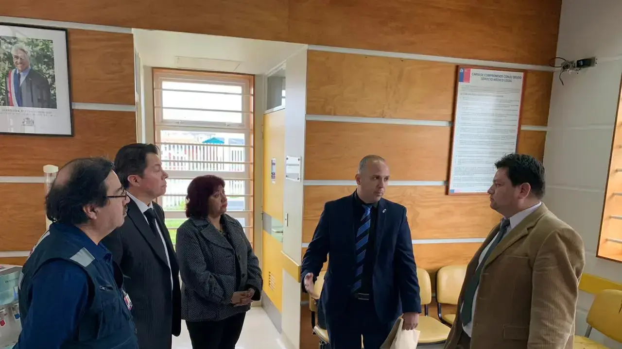 קונסול ישראל בצ'ילה, ליאון סויסה, בבית החולים Augusto essmann burgos בפוארטו נטלס מתעדכן במצב הפצועים מול אנשי הרפואה והשלטונות המקומיים. מימין לשמאל: מנהל בית חולים (ד״ר הרננדס) סגנית מנהל בית החולים (ד״ר ליזנה), המושלת אנה מיורגה, וקונסול ישראל בצ'ילה ליאון סויסה. קונסול ישראל בצ'ילה, ליאון סויסה, בבית החולים Augusto essmann burgos בפוארטו נטלס מתעדכן במצב הפצועים מול אנשי הרפואה והשלטונות המקומיים. מימין לשמאל: מנהל בית חולים (ד״ר הרננדס) סגנית מנהל בית החולים (ד״ר ליזנה), המושלת אנה מיורגה, וקונסול ישראל בצ'ילה ליאון סויסה.