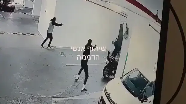 רגע הירי ברחוב ביאליק ברמת גן בו נהרג עבריין, 26 בפברואר 2019 רגע הירי ברחוב ביאליק ברמת גן בו נהרג עבריין, 26 בפברואר 2019