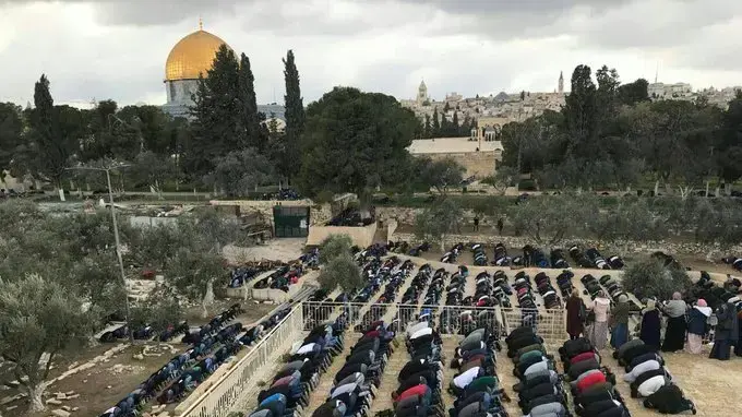 מתפללים תפילת יום שישי מחוץ לשער הרחמים  22 בפברואר 2019