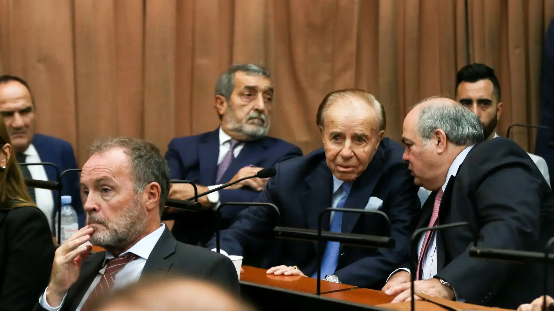 נשיא ארגנטינה לשעבר קרלוס מנם בבית משפט, שם זוכה ממעורבות בפיגוע בקהילה היהודית בבואנוס איירס ב-1994, 28 בפברואר 2019