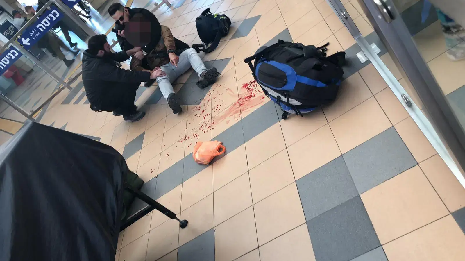 תקרית אלימה בתחנת הרכבת
תיעוד: אדם שסירב להישמע לנהלי הבידוק בתחנת ב"ש-
מרכז וניסה לפרוץ לתחנה בכוח, נבלם בכוח ע"י מאבטח