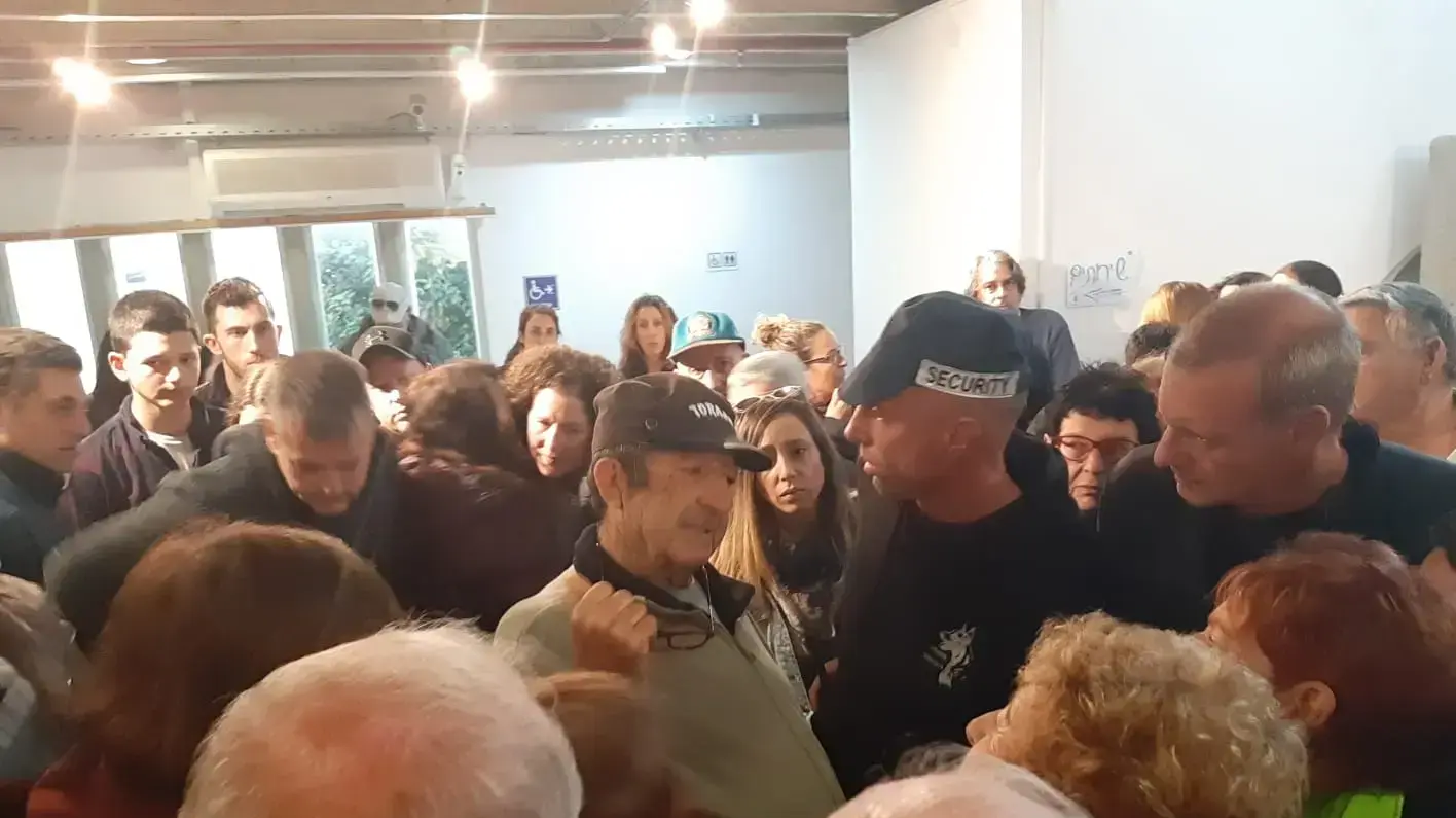 מאות בבית העלמין ברשפון להלווייתה של דינה פורת שאליה הגיעה הגופה הלא נכונה ב-5 במרץ 2019