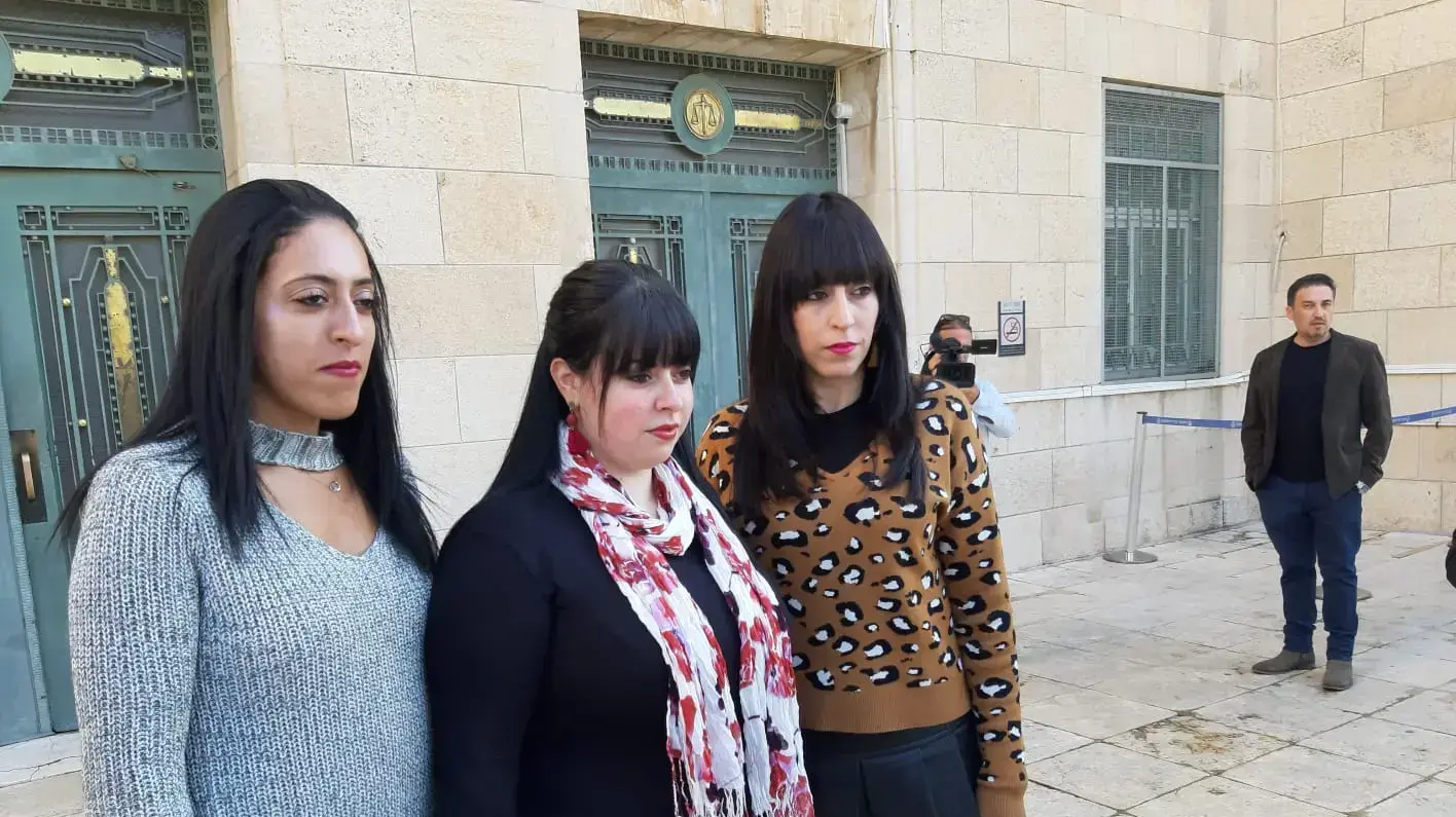 האחיות שהתלוננו על הטרדה מינית מצד מלכה לייפר רגע לפני הדיון בעיניינה של ליפר בבית המשפט המחוזי, ירושלים 6 במרץ 2019 האחיות שהתלוננו על הטרדה מינית מצד מלכה לייפר רגע לפני הדיון בעיניינה של ליפר בבית המשפט המחוזי, ירושלים 6 במרץ 2019