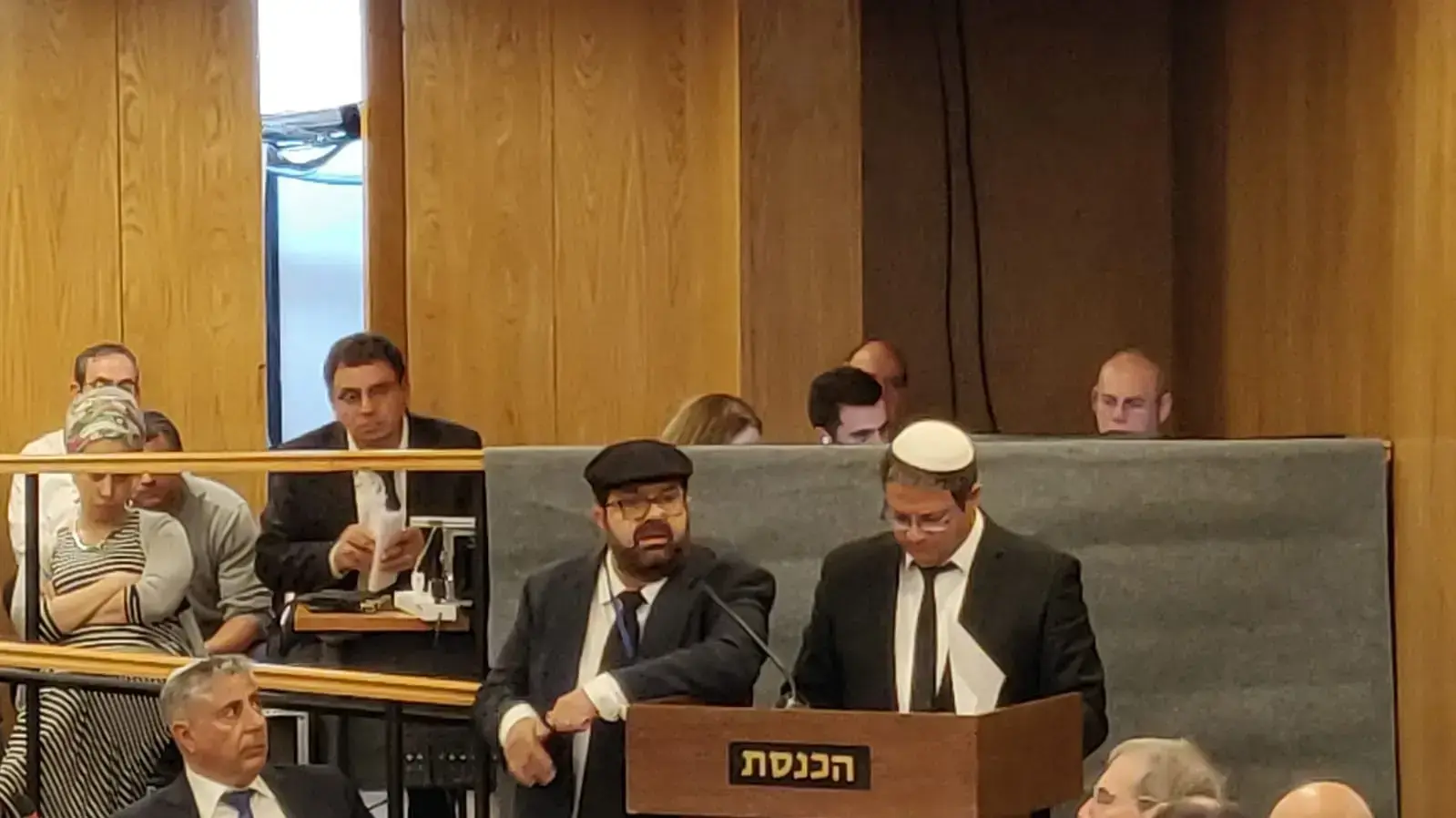 איתמר בן גביר וחסן ג'בארין
שמייצג את חד"ש-תע"ל, דיון בועדת הבחירות, 6 במרץ 2019 איתמר בן גביר וחסן ג'בארין
שמייצג את חד"ש-תע"ל, דיון בועדת הבחירות, 6 במרץ 2019