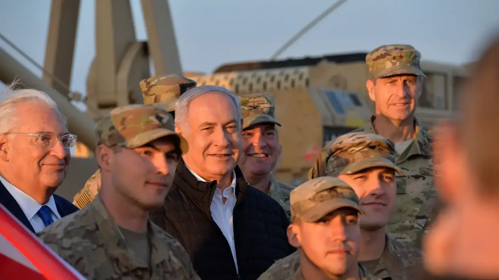 שגריר ארה"ב בישראל דוד פרידמן וראש ממשלת ישראל בנימין נתניהו ביקרו היום (6 במרס, 2019) באתר שבו נפרשה מערכת ההגנה האווירית מפני טילים תאא"ד (THAAD). שגריר ארה"ב בישראל דוד פרידמן וראש ממשלת ישראל בנימין נתניהו ביקרו היום (6 במרס, 2019) באתר שבו נפרשה מערכת ההגנה האווירית מפני טילים תאא"ד (THAAD).