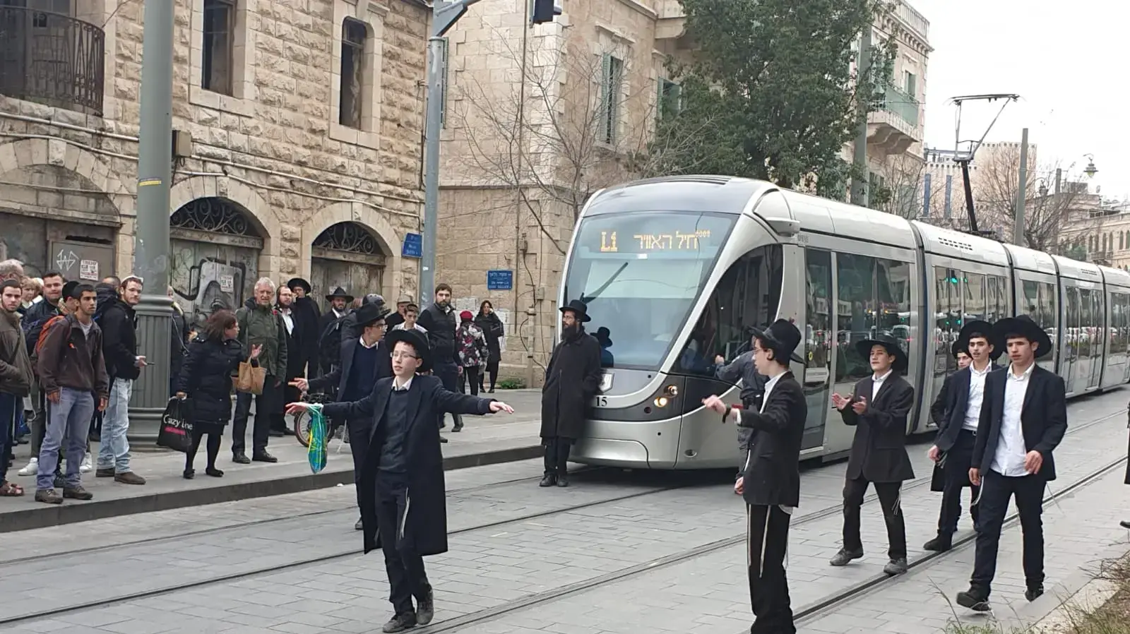 חרדים חוסמים את הרכבת הקלה
ברחוב יפו במחאה על מעצר בן ישיבה, 7 במרץ 2019 חרדים חוסמים את הרכבת הקלה
ברחוב יפו במחאה על מעצר בן ישיבה, 7 במרץ 2019