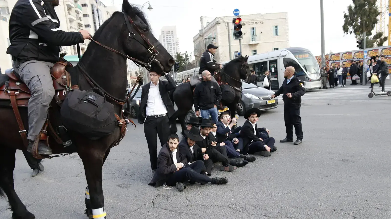 עשרות מפגינים חוסמים כעת את צומת הרחובות יפו ושרי ישראל, 7 במרץ 2019 עשרות מפגינים חוסמים כעת את צומת הרחובות יפו ושרי ישראל, 7 במרץ 2019