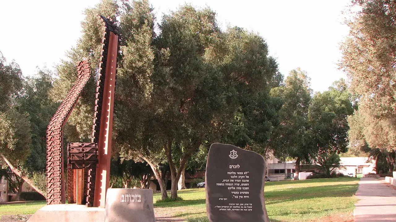 אנדרטה לזכר הנופלים במלחמת יום הכיפורים בקיבוץ בית השיטה אנדרטה לזכר הנופלים במלחמת יום הכיפורים בקיבוץ בית השיטה