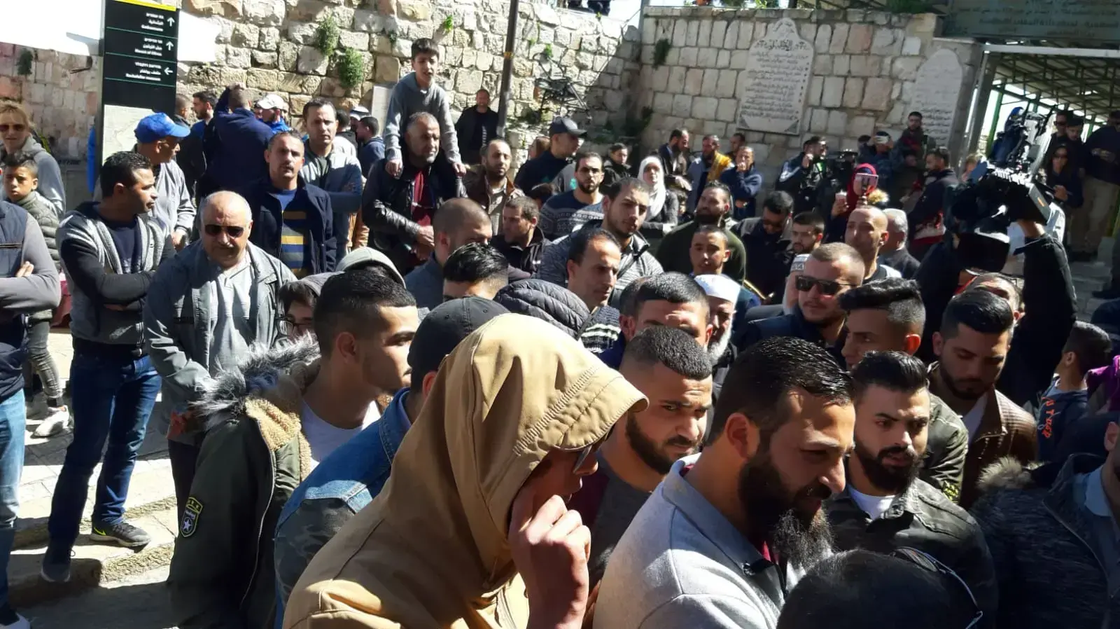מתפללים ערבים בשער האריות בירושלים - היום 8/3 מתפללים ערבים בשער האריות בירושלים - היום 8/3