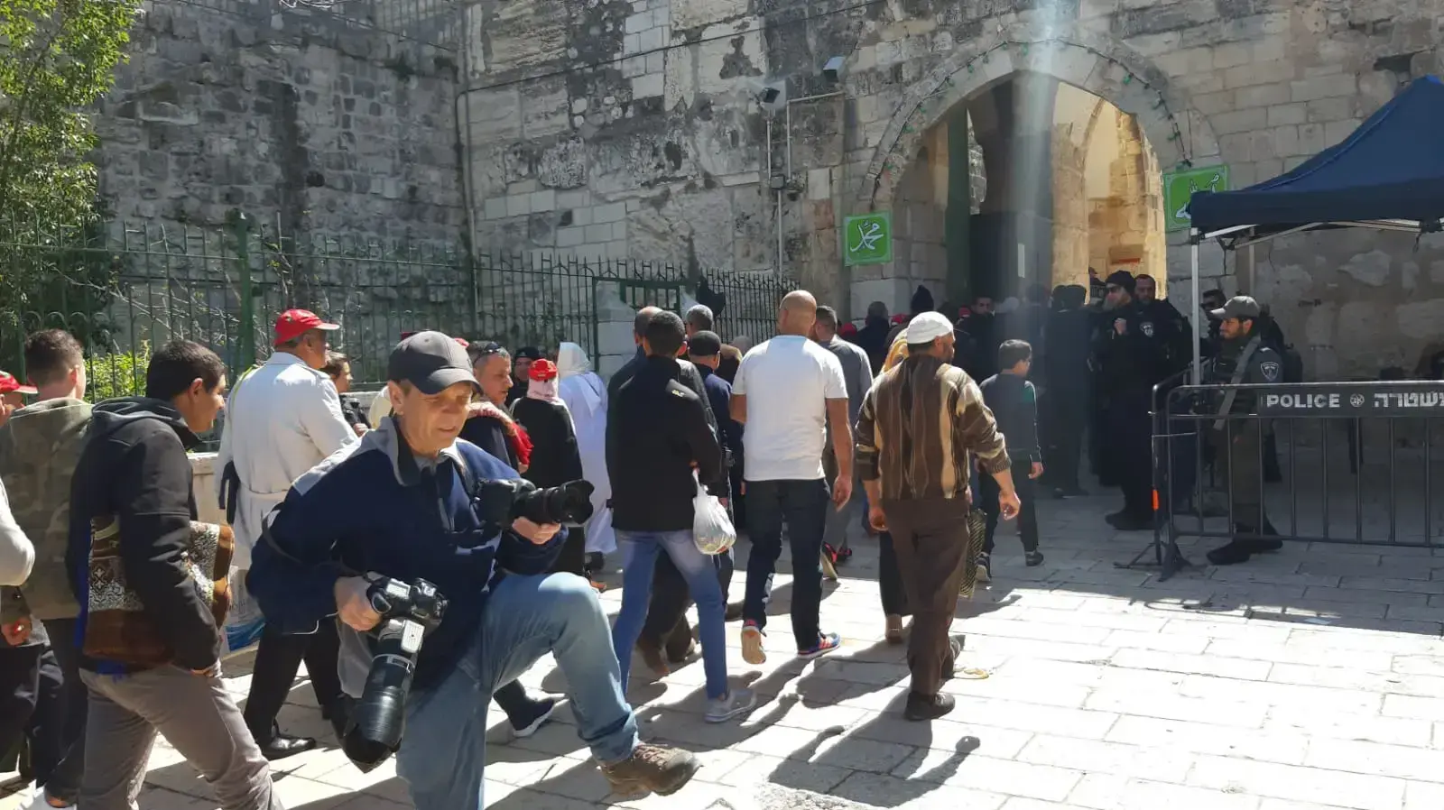 מתפללים ערבים בשער האריות בירושלים - היום 8/3 מתפללים ערבים בשער האריות בירושלים - היום 8/3