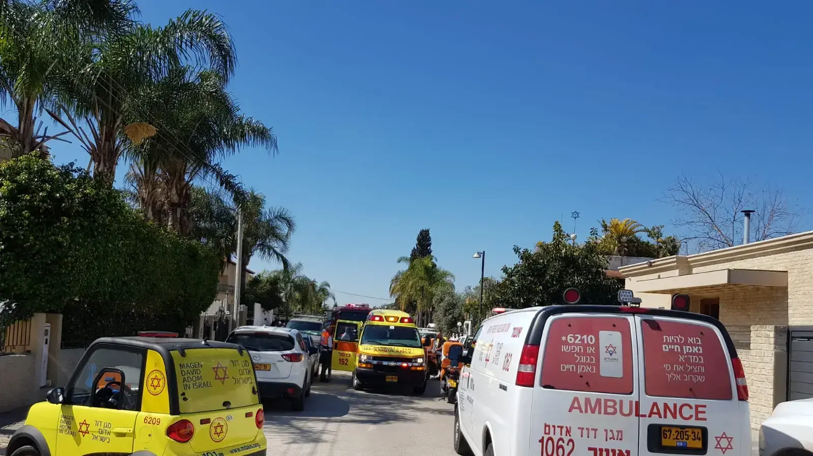 כוחות מד"א וכיבוי מחוץ להוסטל שהוצת בקריית אתא, 9 במרץ 2019 כוחות מד"א וכיבוי מחוץ להוסטל שהוצת בקריית אתא, 9 במרץ 2019