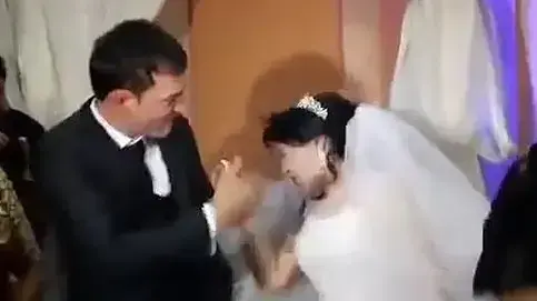 חתן מכה את הכלה בגלל העוגה