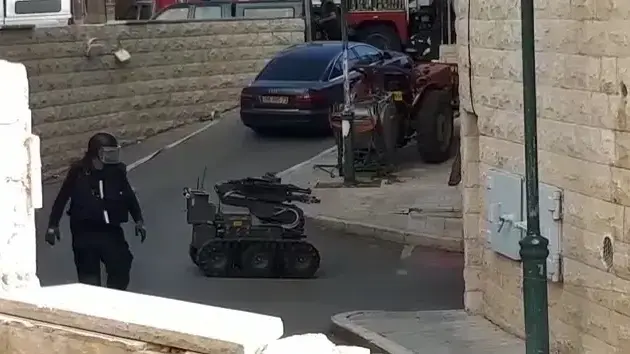 מטען התגלה ליד הכניסה למעלית, בקומת הקרקע של בנין המועצה המקומית ירכא, 10.3.2019 מטען התגלה ליד הכניסה למעלית, בקומת הקרקע של בנין המועצה המקומית ירכא, 10.3.2019