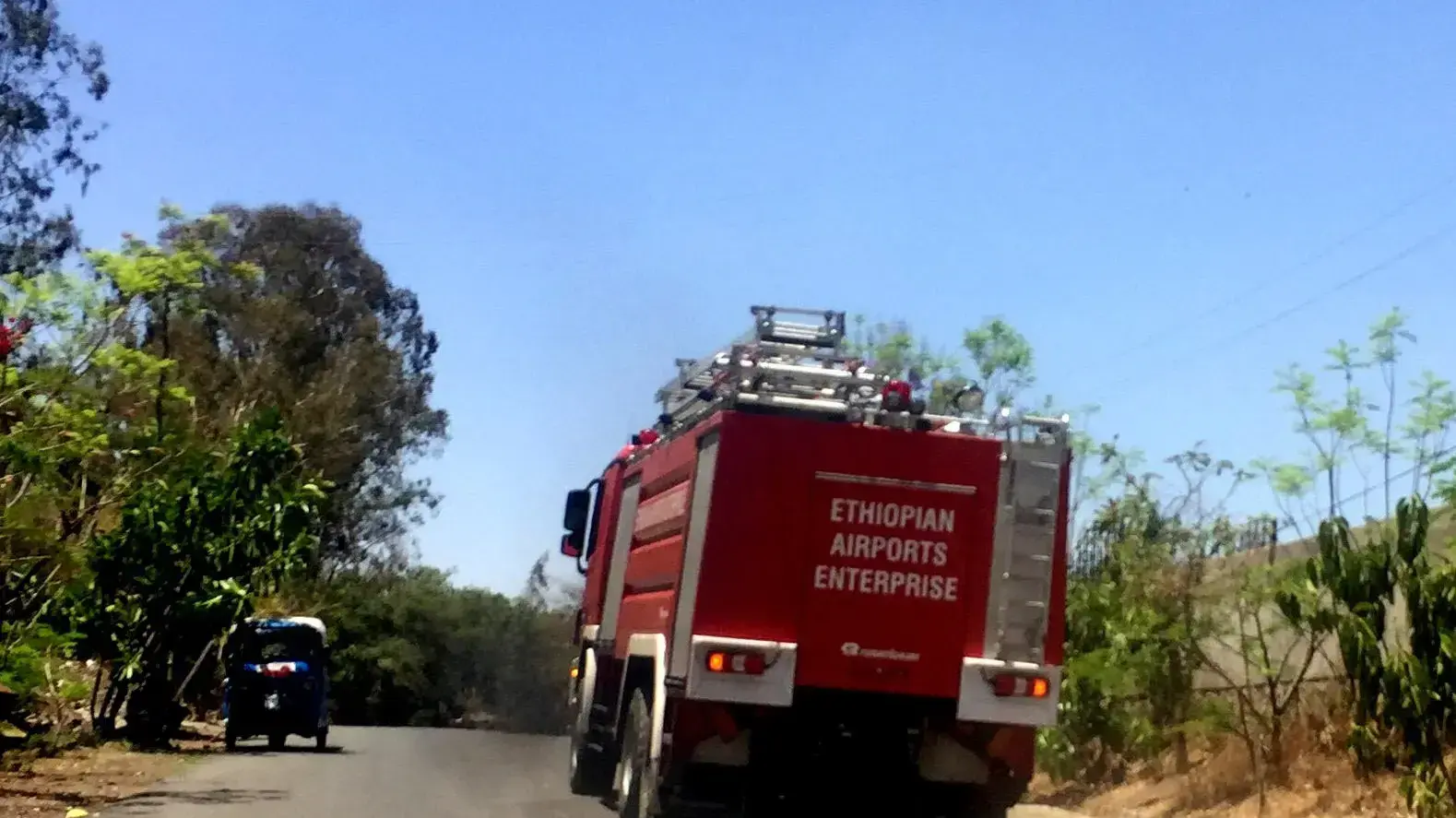 רכב כיבוי בדרך לזירת התרסקות מטוס חברת אתיופיה איירליינס, 10 במרץ 2019 רכב כיבוי בדרך לזירת התרסקות מטוס חברת אתיופיה איירליינס, 10 במרץ 2019