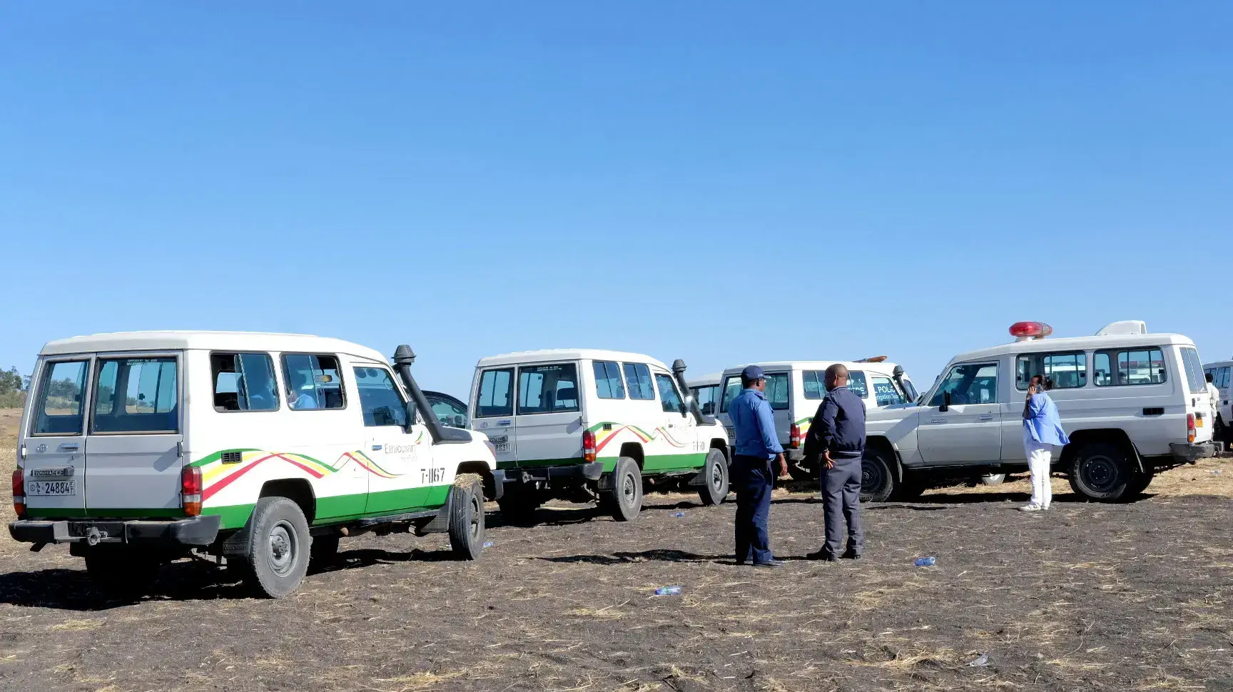 עובדי חברת התעופה האתיופית בזירת מטוס התרסקות מדרום-מזרח לאדיס אבבה 10 במרץ 2019
עובדי חברת התעופה האתיופית בזירת מטוס התרסקות מדרום-מזרח לאדיס אבבה 10 במרץ 2019
