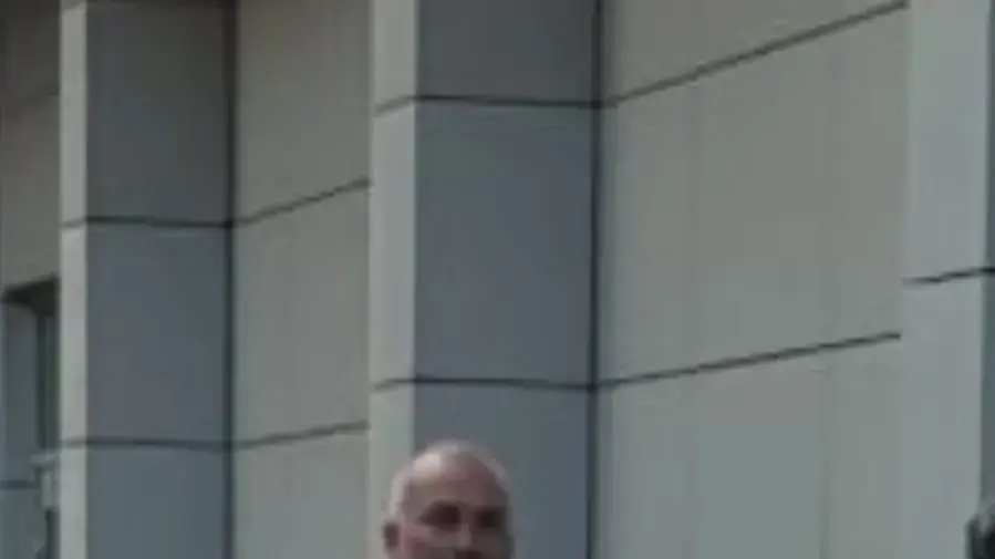 המאבטח הפולני, מנטרל צמד שיכורים שניסו לתקוף אותו והיו תחת גילופין 