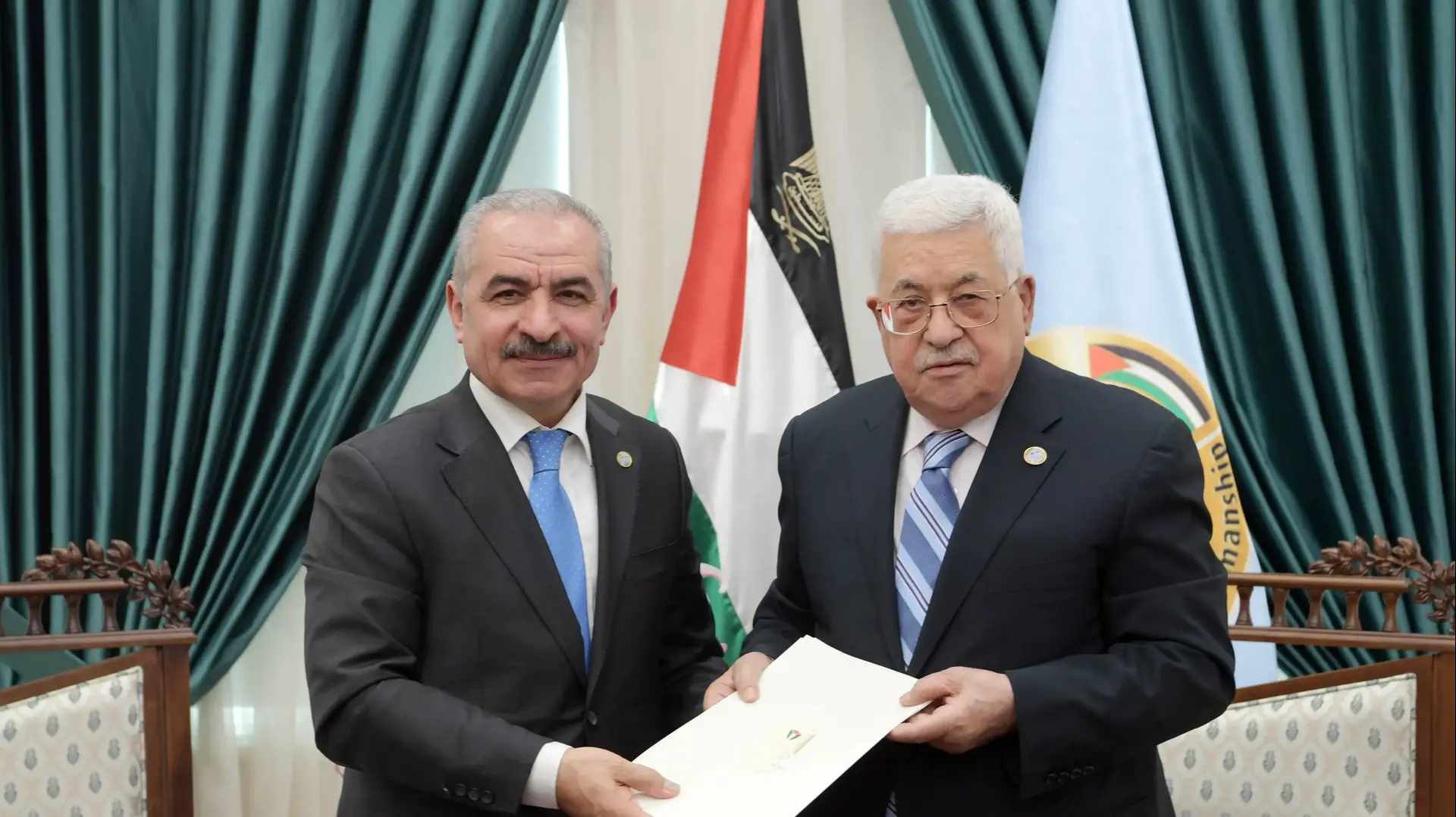 יו"ר הרשות הפלסטינית, אבו מאזן מציג את ראש הממשלה הפלסטיני הנכנס מוחמד אשתיה, במוקטעה, רמאללה 10 במרץ 2019 