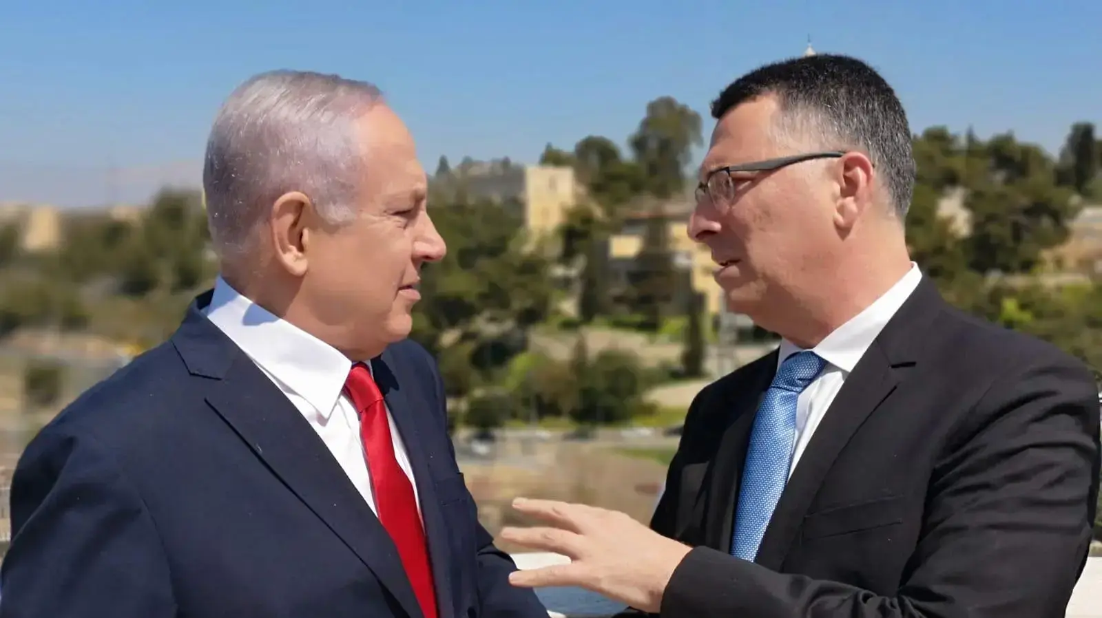 ראש הממשלה בנימין נתניהו משוחח עם גדעון סער בתום ישיבת סיעה מיוחדת של הליכוד לציון יום מותו של בגין. 11 במרץ 2018 ראש הממשלה בנימין נתניהו משוחח עם גדעון סער בתום ישיבת סיעה מיוחדת של הליכוד לציון יום מותו של בגין. 11 במרץ 2018