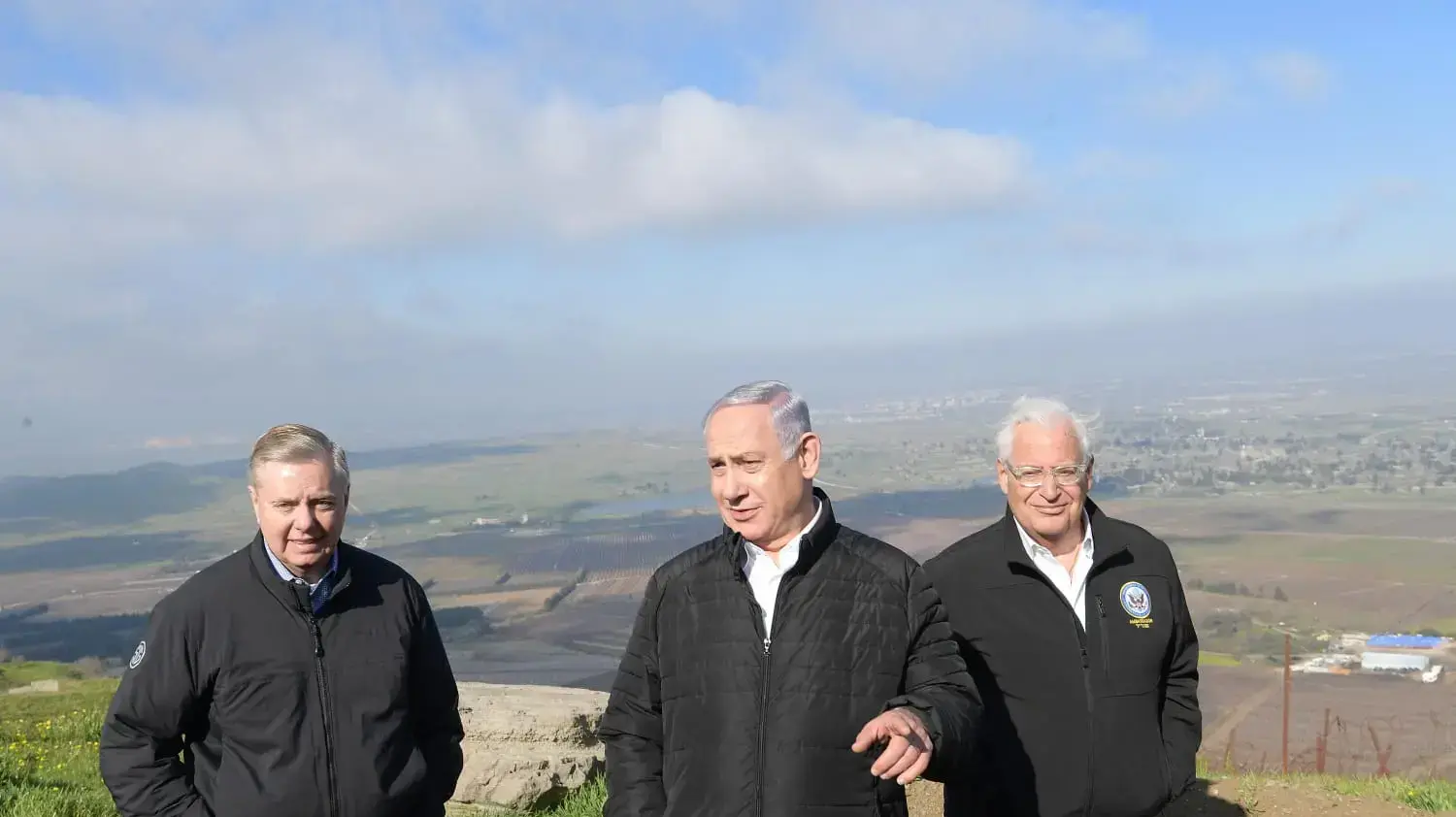 ראש הממשלה בנימין נתניהו, הסנאטור לינדזי גרהאם ושגריר ארה״ב בישראל דיוויד פרידמן במהלך סיור ברמת הגולן 11 במרץ 2019
 