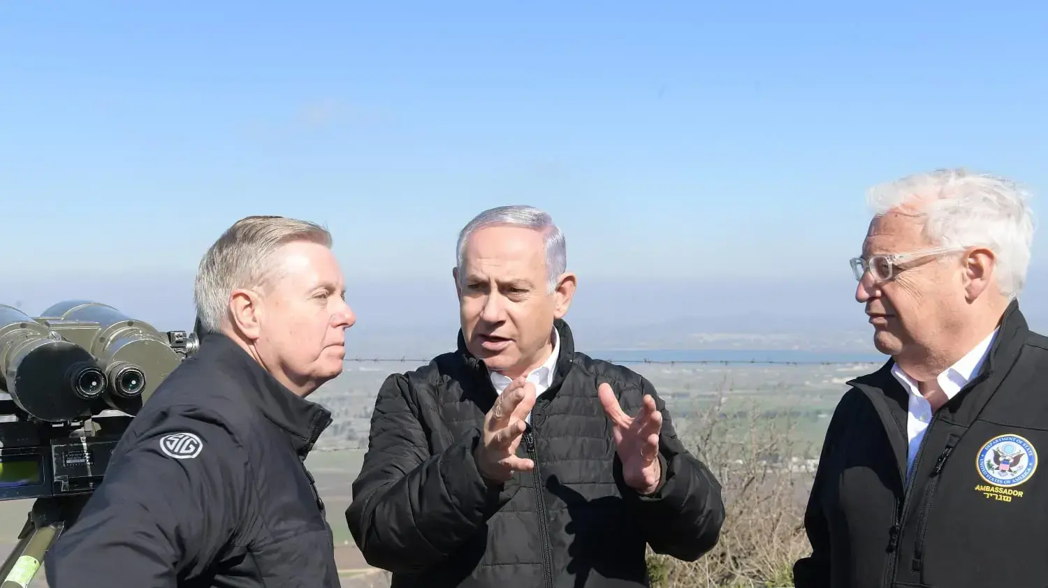 ראש הממשלה בנימין נתניהו, הסנאטור לינדזי גרהאם ושגריר ארה״ב בישראל דיוויד פרידמן במהלך סיור ברמת הגולן 11 במרץ 2019
 