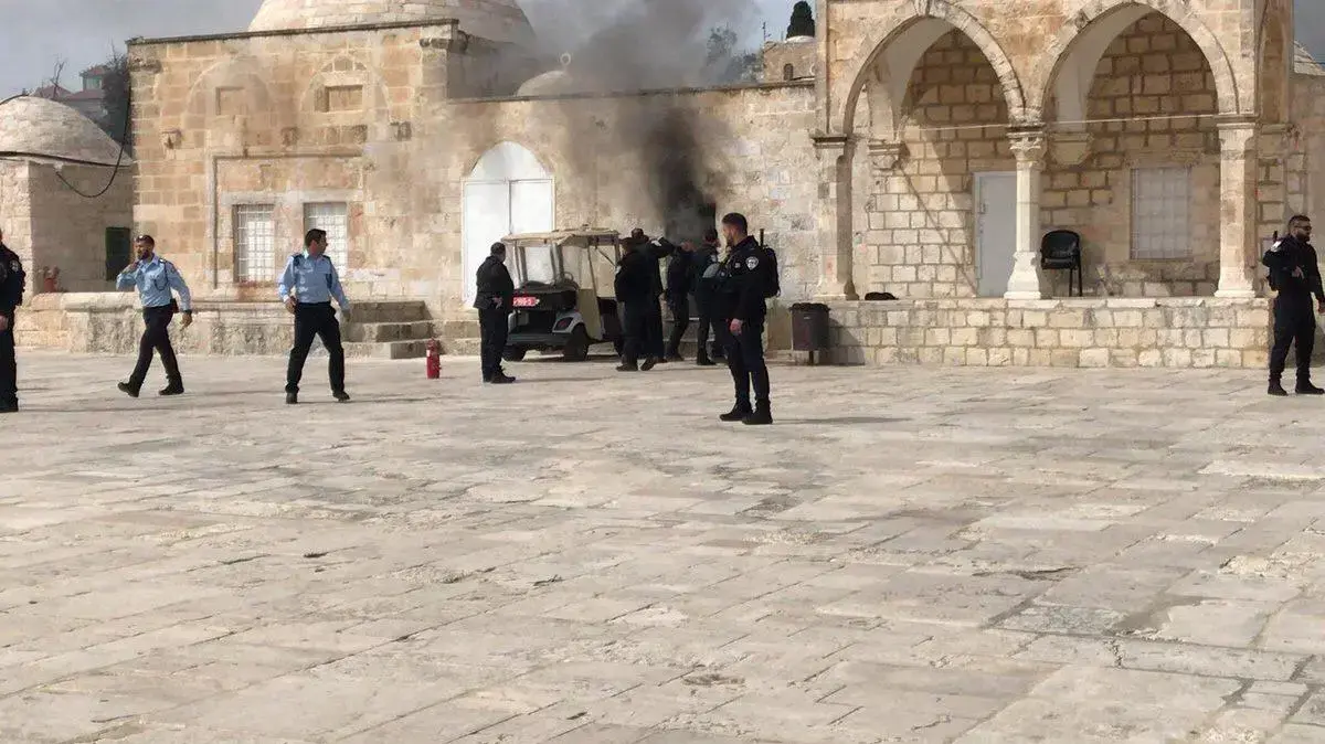 שריפה בעקבות השלכת בקבוק תבערה, הר הבית, 12 במרץ 2019 שריפה בעקבות השלכת בקבוק תבערה, הר הבית, 12 במרץ 2019
