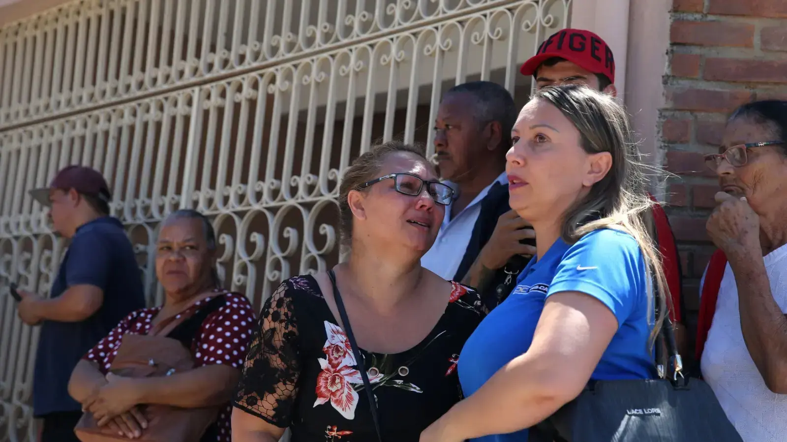 קרובי משפחה של תלמידים מבית בסאו פאולו, ברזיל, אחרי מסע ירי, 13 במרץ 2019 קרובי משפחה של תלמידים מבית בסאו פאולו, ברזיל, אחרי מסע ירי, 13 במרץ 2019