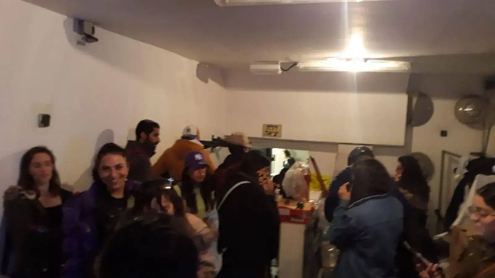 תושבים במקלט בתל אביב בזמן האזעקה, 14 במרץ 2019 תושבים במקלט בתל אביב בזמן האזעקה, 14 במרץ 2019