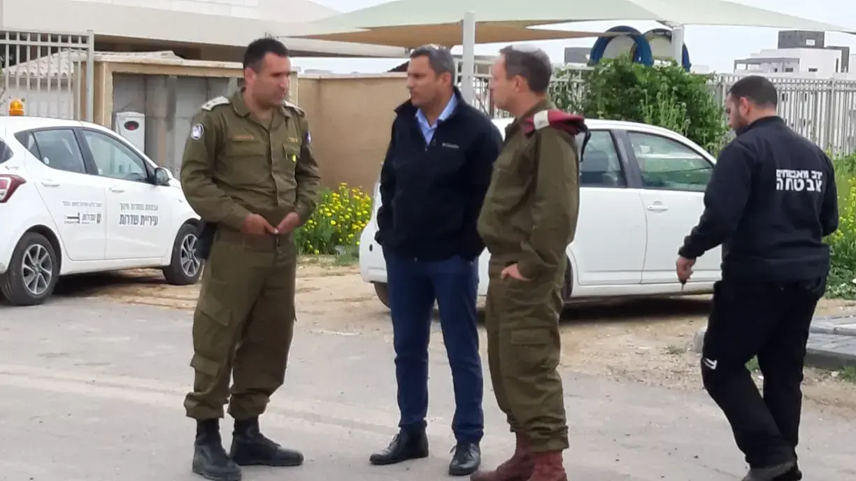 כוחות צה"ל בבית הספר בשדרות בו נפלו רסיסי הרקטות 15 במרץ 2019 כוחות צה"ל בבית הספר בשדרות בו נפלו רסיסי הרקטות 15 במרץ 2019