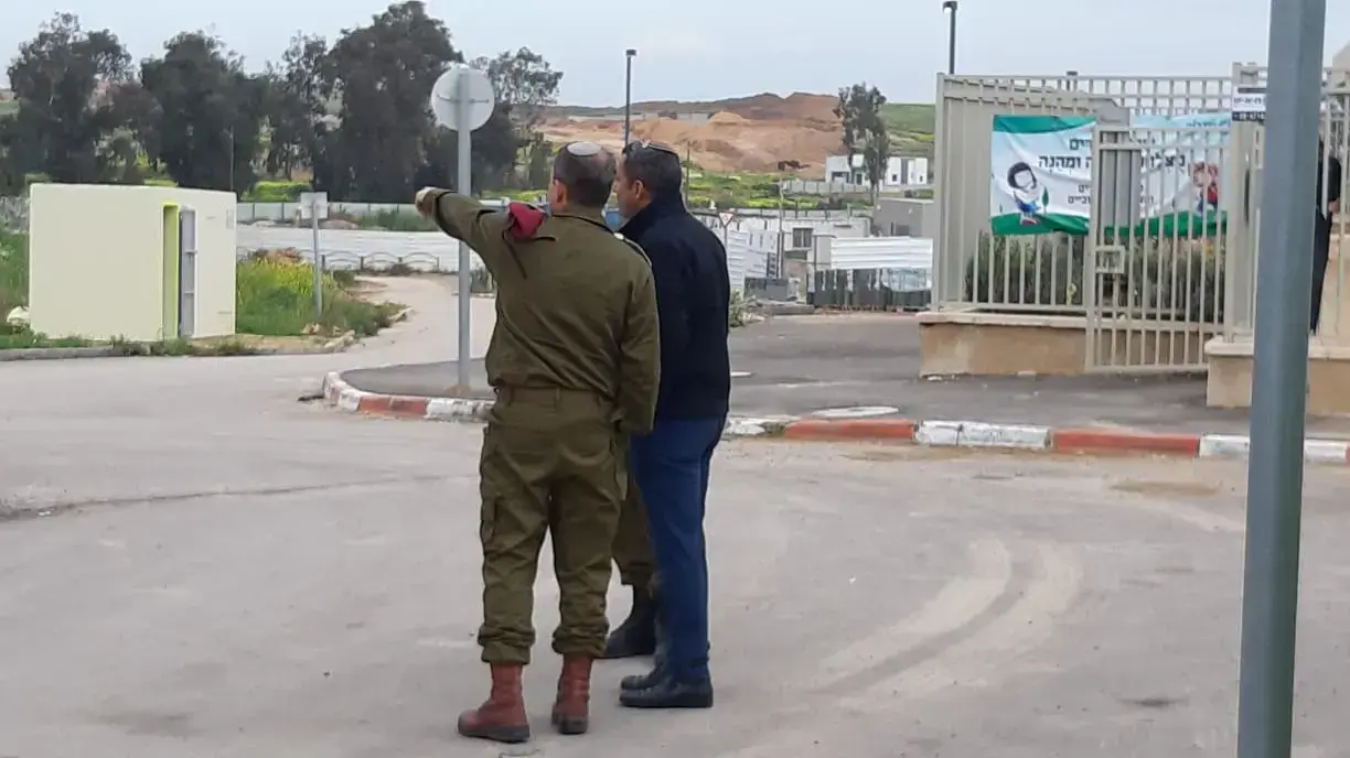 כוחות צה"ל בבית הספר בשדרות בו נפלו רסיסי הרקטות 15 במרץ 2019 כוחות צה"ל בבית הספר בשדרות בו נפלו רסיסי הרקטות 15 במרץ 2019