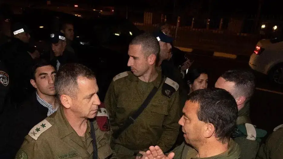 הרמטכ"ל, אביב כוכבי בזירת פיגוע הירי באריאל 17 במרץ 2019
הרמטכ"ל, אביב כוכבי בזירת פיגוע הירי באריאל 17 במרץ 2019