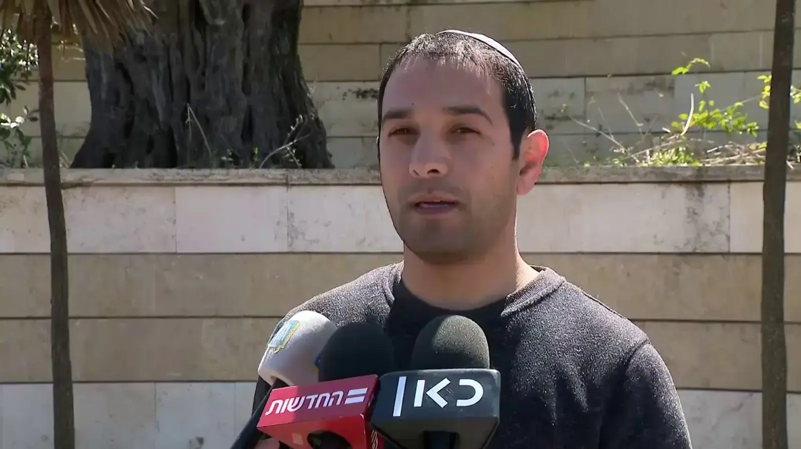 נדב ארבל,גיסו של הרב אטינגר בהצהרה לאחר היוודע דבר מותו, עלי, 18 במרץ 2019 נדב ארבל,גיסו של הרב אטינגר בהצהרה לאחר היוודע דבר מותו, עלי, 18 במרץ 2019