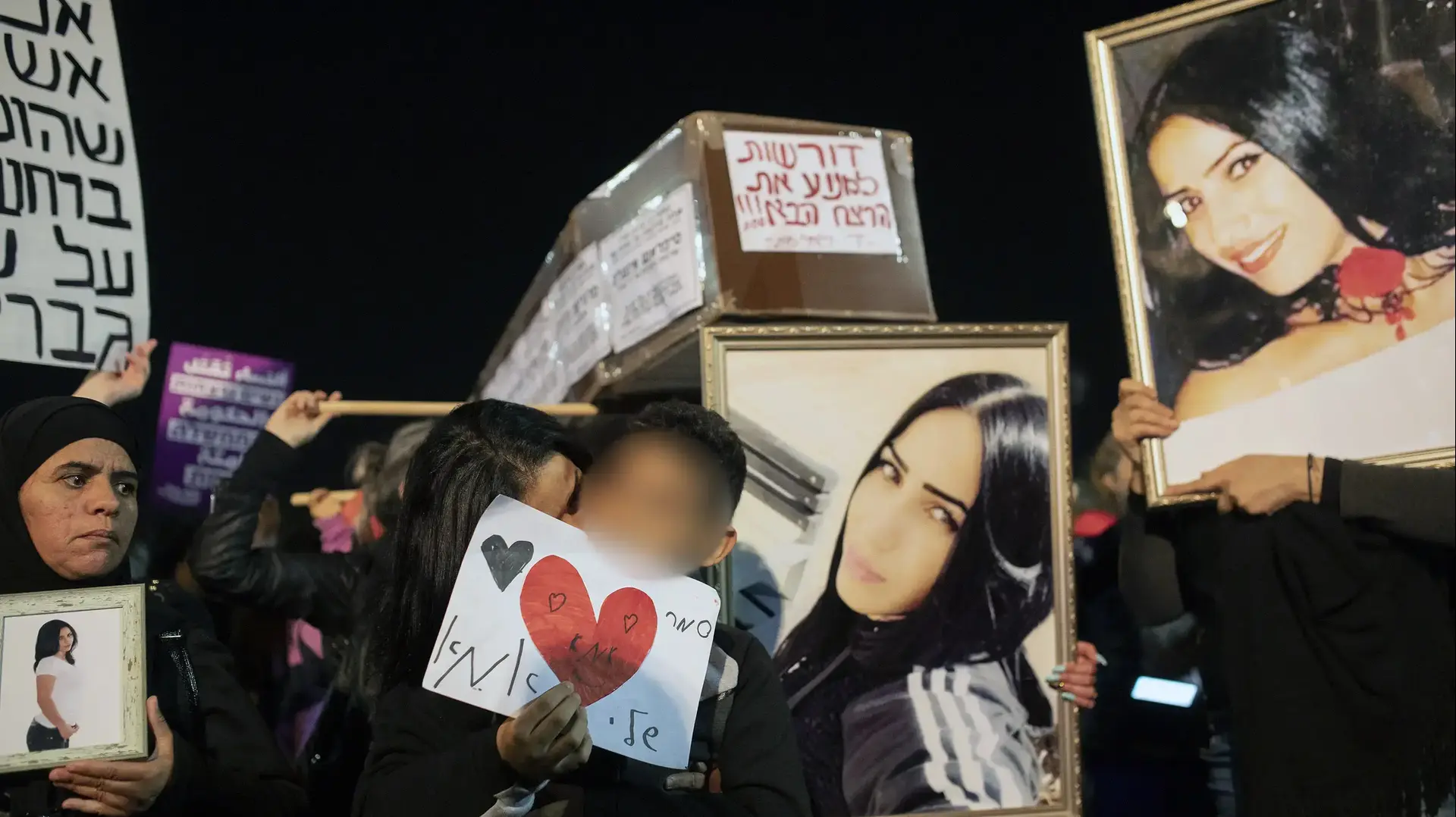 בנה של סמר חטיב שנרצחה על ידי בן זוגה בעצרת לזכרה בנה של סמר חטיב שנרצחה על ידי בן זוגה בעצרת לזכרה