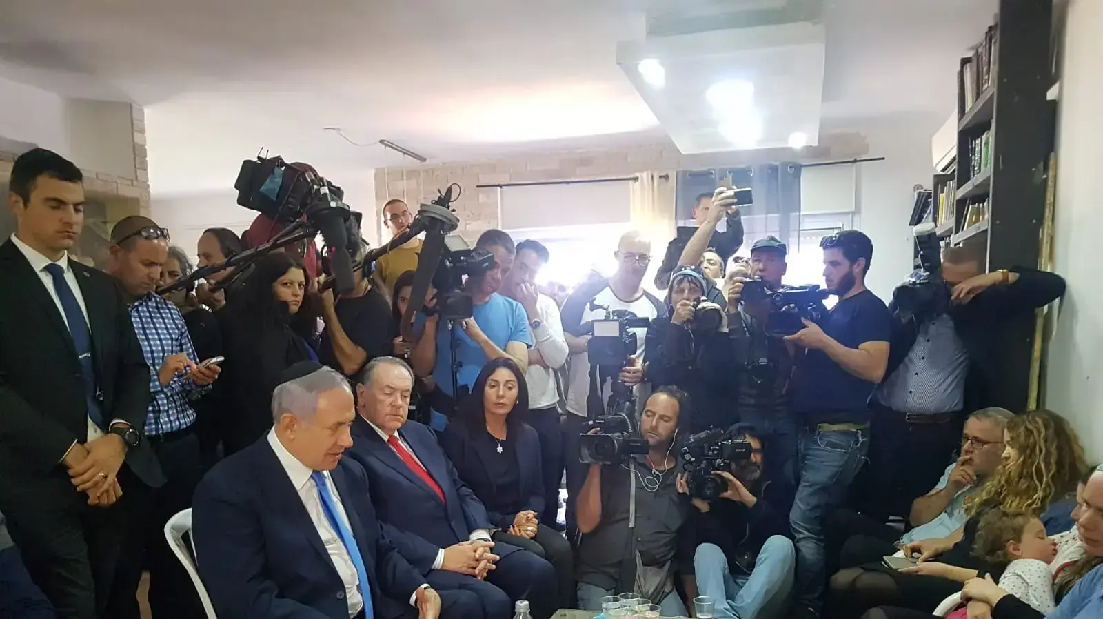 ראש הממשלה בנימין נתניהו בבית משפחתו של אחיעד אטינגר ביישוב עלי, מרץ 2019 ראש הממשלה בנימין נתניהו בבית משפחתו של אחיעד אטינגר ביישוב עלי, מרץ 2019