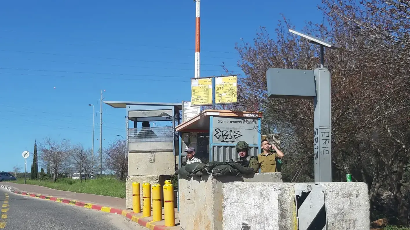 הטרמפיאדה שלא הותקפה בכניסה לאריאל. בה עמדו הלוחמים. משם לא ירו לעבר המחבל
